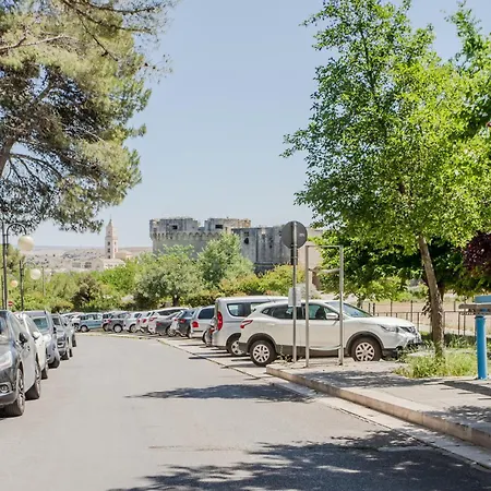 Guesthost - Al Castello Apartment